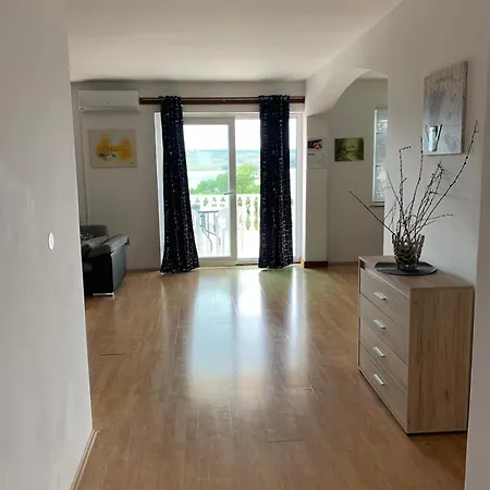 Apartamento Sara Posedarje